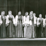 pod-oknom-cheremuha-kolyshetsja-solistka-zasl.art.rf-a.petrova