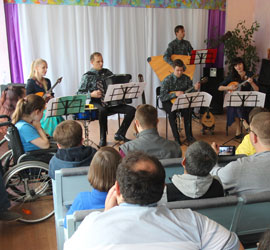 Артисты ансамбля «Априори» продолжили инклюзивный проект «Музыкальная среда» в Верх-Нейвинске