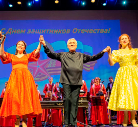Русский оркестр поздравил жителей Кировского района с Днем защитника Отечества